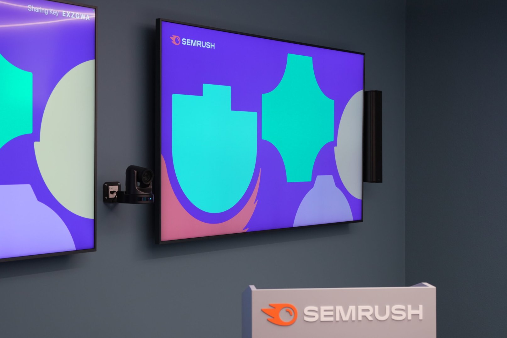 Semrush Hybrid Town Hall AV und Zoom Rooms