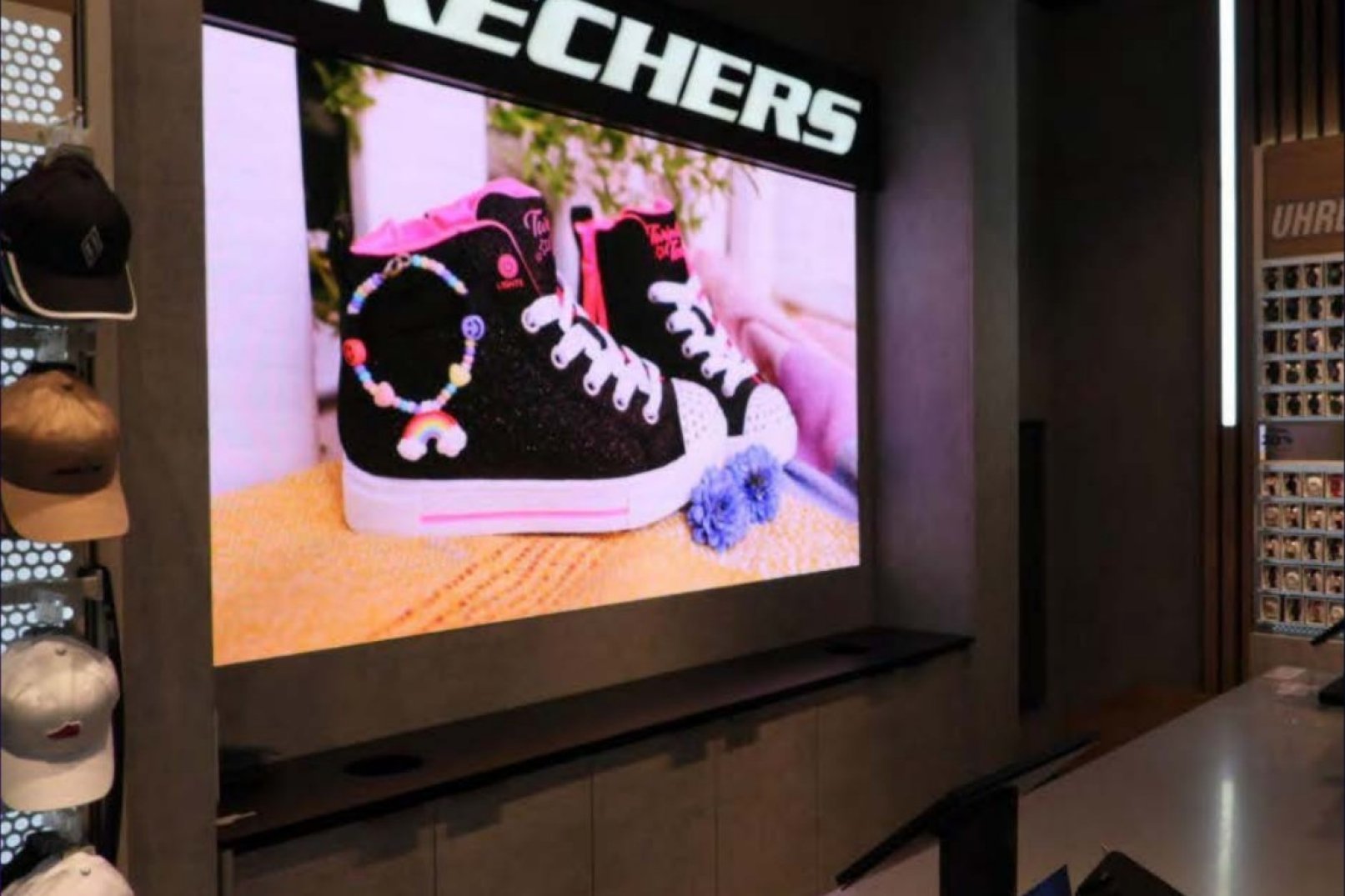 Skechers LED-Screen mit Produktdisplay im Store